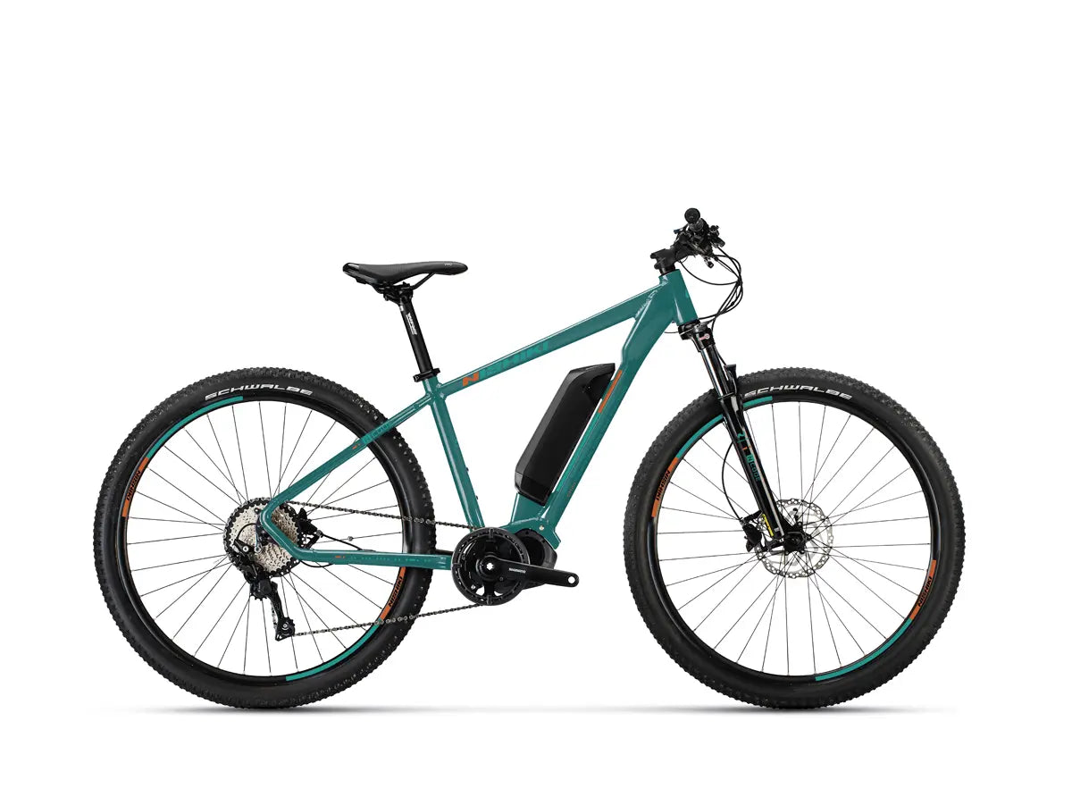 Turkoosi Nikishi-sähköpyörä sivusta kuvattuna valkoista taustaa vasten