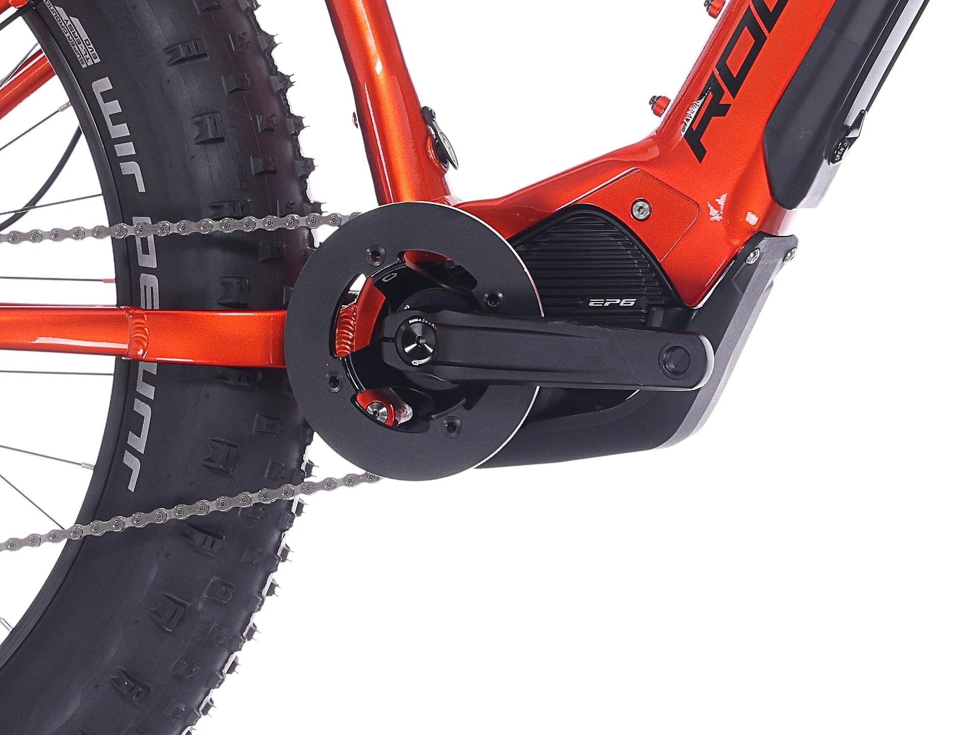 Lähikuva SÄHKÖPYÖRÄT.NETin Rock Machine Vyöry E90 -pyörästä, jossa näkyy sen kampiakseli, ketju, Shimano EP6 -moottori, paksut fatbike-renkaat, näkyvä ketjupyörä ja runkoon asennettu akku.
