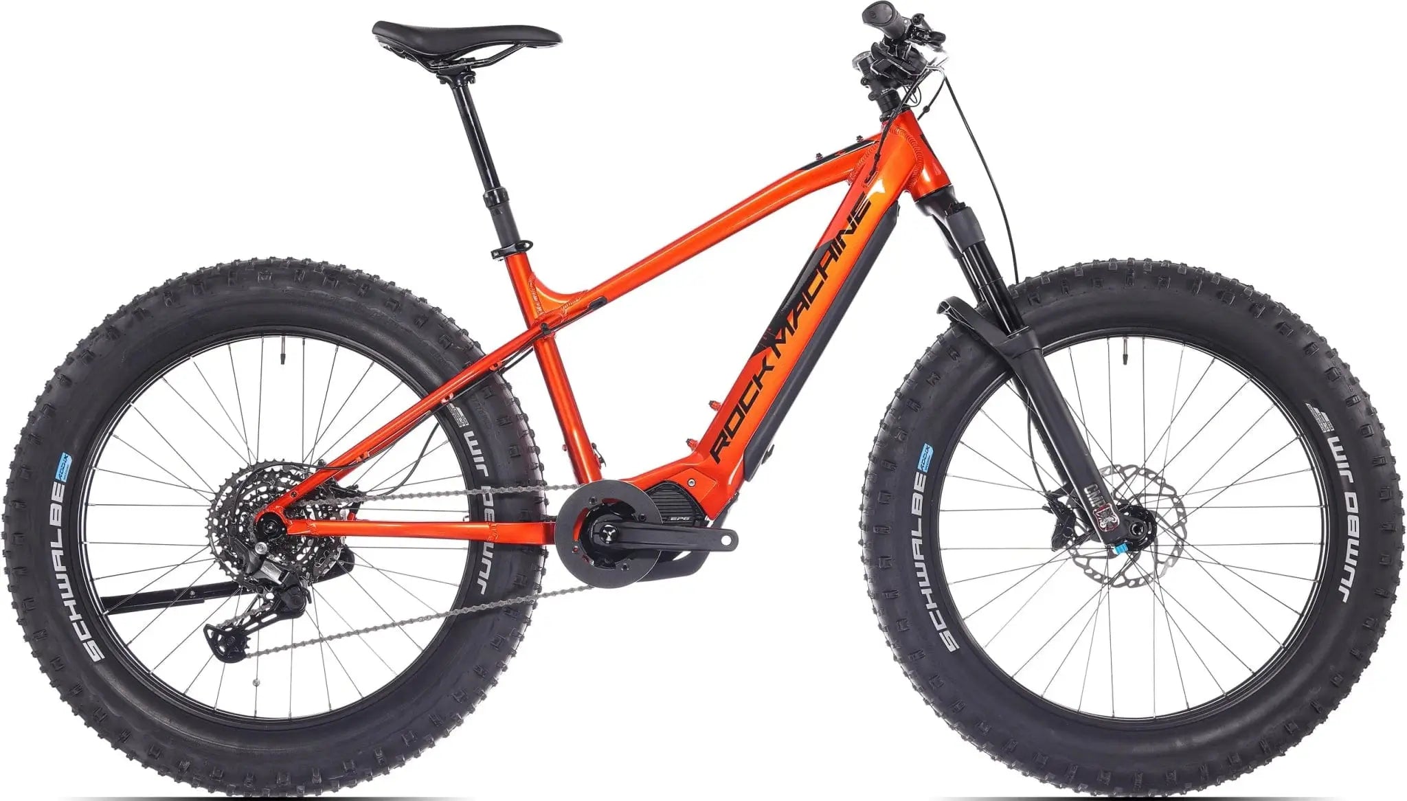 SÄHKÖPYÖRÄT.NETin Rock Machine Vyöry E90 on kirkkaan oranssi fatbike, jossa on mustat pyörät, istuin ja ohjaustanko. Siinä on Shimano EP6 -moottorituki ja erittäin leveät renkaat karkeaan maastoon.