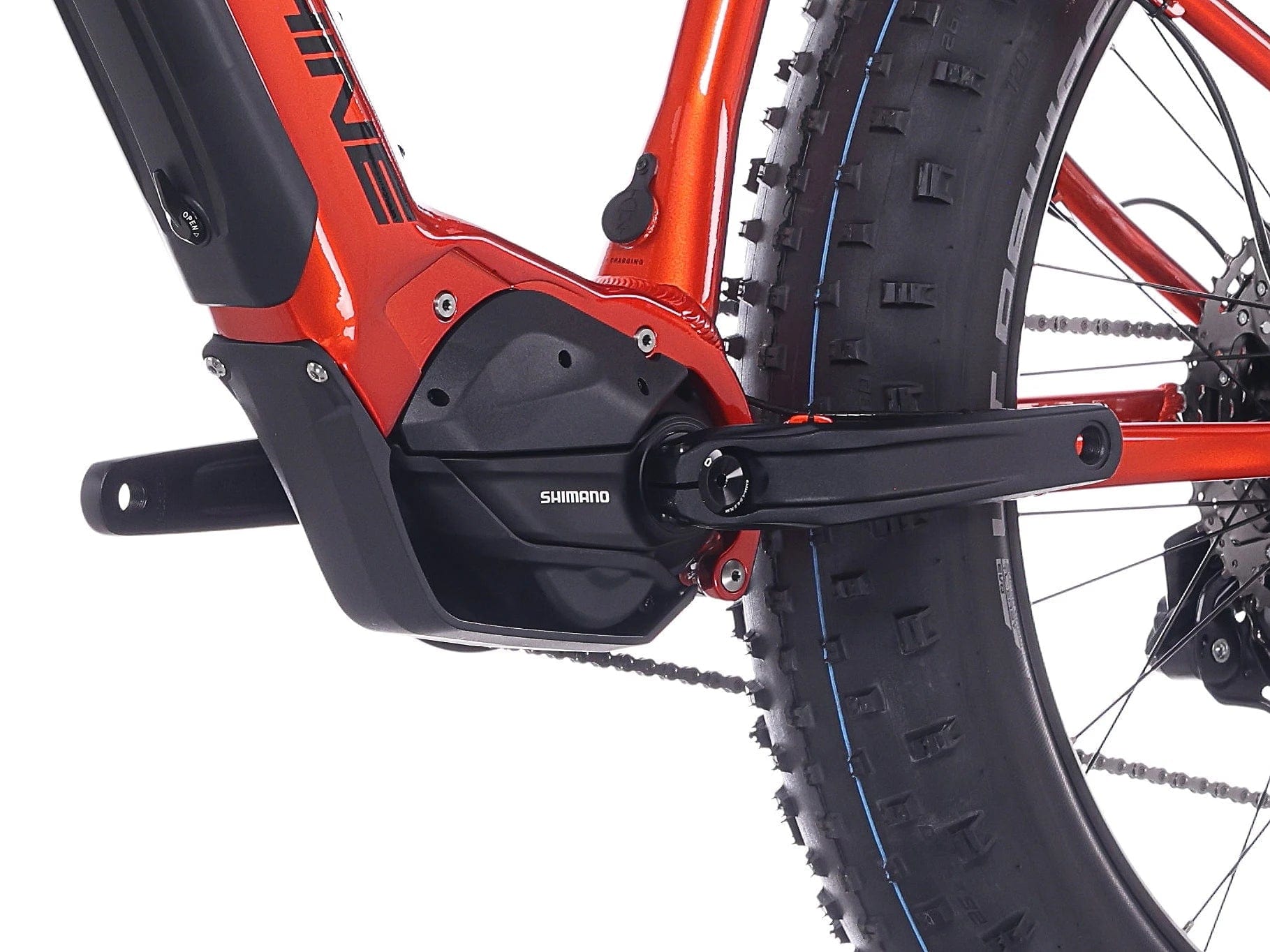 Lähikuva Rock Machine Vyöry E90:n Shimano EP6 -moottorista ja kampiakselista, jotka on asennettu SÄHKÖPYÖRÄT.NETin punaiseen fatbike-runkoon, jossa on paksu, napakka takarengas. Myös voimansiirto ja ketju ovat näkyvissä.