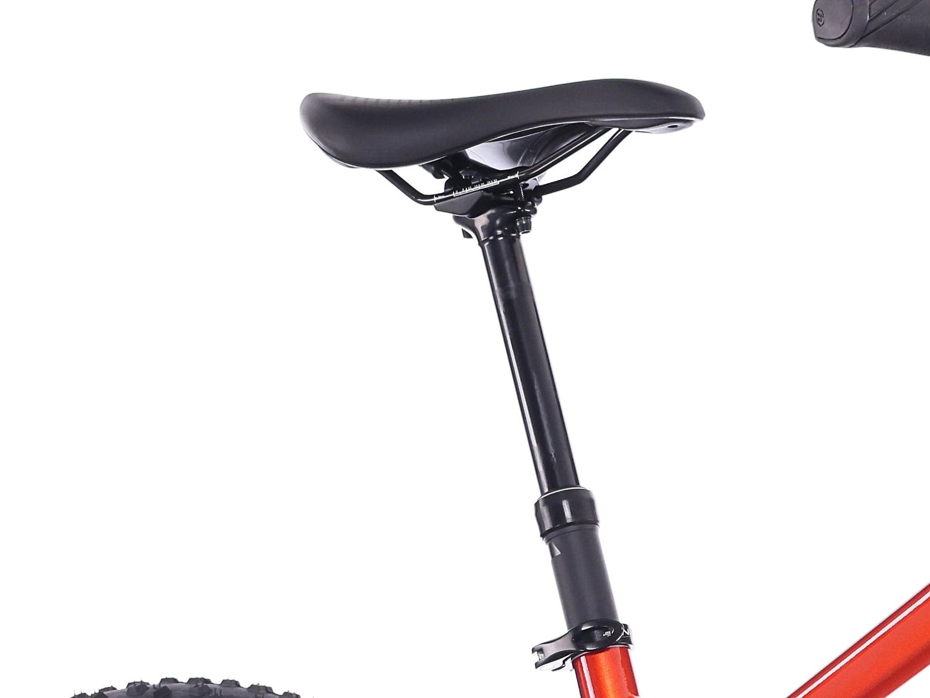 Lähikuva mustasta polkupyörän istuimesta ja istuintolpasta SÄHKÖPYÖRÄT.NETin punaisessa Rock Machine Vyöry E90 -rungossa, jossa osa fatbike-takarenkaasta näkyy alhaalla vasemmalla valkoisella pohjalla.
