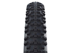 Lähikuva mustasta SCHWALBE Smart Sam 26" x 2.25" (57-559) maastopyörän rengas, jossa on nupukoitu kulutuspinta, SÄHKÖPYÖRÄT.NET, kuvattuna valkoista taustaa vasten.