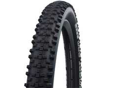 Lähikuva SCHWALBE Smart Sam 26" x 2,25" (57-559) maastopyörän rengas SÄHKÖPYÖRÄT.NET:in maastopyörän rengas, jossa on maastopidon takaava nupukkamainen kulutuspinta, kuvattuna vinossa valkoista taustaa vasten.