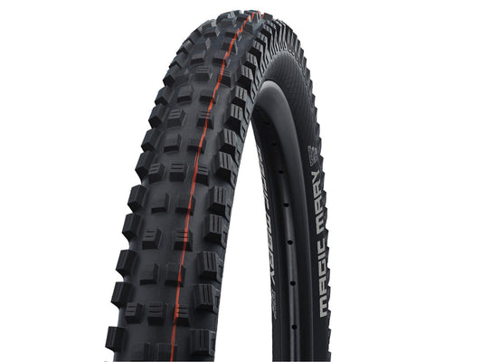 SÄHKÖPYÖRÄT.NETin SCHWALBE Magic Mary taitettava rengas 26" 2,35" (60-559) lähikuvassa näkyy musta rengas, jossa on suuri aggressiivinen kulutuspinta, oranssi keskilinja ja teksti MAGIC MARY letkuttomassa sivuseinässä.