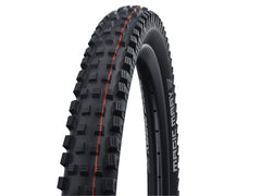 SÄHKÖPYÖRÄT.NETin SCHWALBE Magic Mary taitettava rengas 26" 2,35" (60-559) lähikuvassa näkyy musta rengas, jossa on suuri aggressiivinen kulutuspinta, oranssi keskilinja ja teksti MAGIC MARY letkuttomassa sivuseinässä.