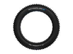 Musta SCHWALBE Al Mighty EVO taitettava rengas 26" 4,80" (120-559) SÄHKÖPYÖRÄT.NET:ltä, jossa on näkyvä kulutuspinta, näkyy ylhäältä alaspäin valkoista taustaa vasten, ja siinä on valkoinen ja sininen tuotemerkki. Rengas on tubeless-valmis.