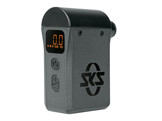 SKS elektroninen pumppu 8,3 bar / 120 psi on kompakti musta pumppu, jossa on oranssi LED-näyttö, joka näyttää 0,0 BAR/PSI, kaksi säätöpainiketta ja SKS-logo - täydellinen elektroninen pumppu pyörääsi.
