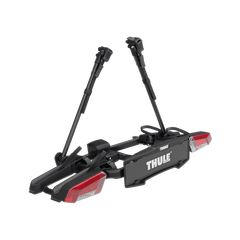 A Thule VeloLite pyöränkuljetusteline, musta, jossa on kaksi tukivartta ja integroidut takavalot, vetokoukkuun kiinnitettävä, on esillä valkoista taustaa vasten.