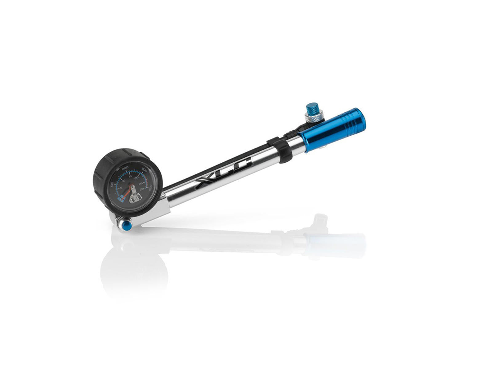 SÄHKÖPYÖRÄT.NET XLC iskaripumppu 400 psi. max sisältää analogisen mittarin, painemittarin, hopeisen rungon, mustan mittarikotelon ja sinisen kahvan. Se on kuvattu valkoisella pohjalla, jonka alla on heikko heijastus.