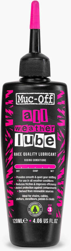 Musta 120ml Muc Off All weather voiteluainepullo, jossa on vaaleanpunainen applikaattorin kärki ja etiketti, jossa on vaaleanpunainen ja valkoinen teksti, jossa kuvataan sitä biohajoavaksi, kilpa-laatuiseksi ketjuöljyksi kaikkiin ajo-olosuhteisiin.