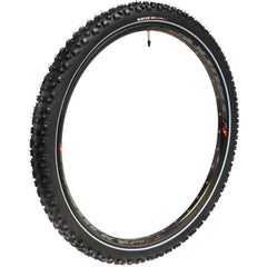 SÄHKÖPYÖRÄT.NET Nastarengas 29" x 2.6" BLACK ICE 400, jossa on 448 kartionastaa, Presta-venttiili ja korostetun nupukkamainen kulutuspinta, seisoo pystyssä valkoista taustaa vasten. Sopii nastarenkaaksi tai talvirenkaaksi.