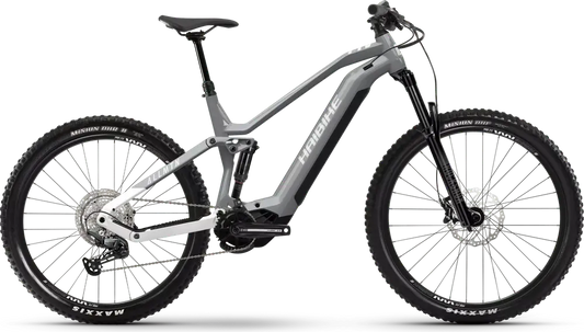 SÄHKÖPYÖRÄT.NET HAIBIKE ALLMTN 3 29/27.5" 2025 sähkömaastopyörä harmaassa ja mustassa on paksut renkaat, tukeva runko, etu- ja takajousitus sekä levyjarrut; kuvassa sivulta valkoisella pohjalla.