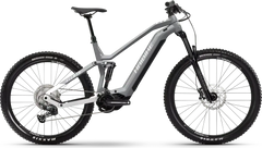 SÄHKÖPYÖRÄT.NET HAIBIKE ALLMTN 3 29/27.5" 2025 sähkömaastopyörä harmaassa ja mustassa on paksut renkaat, tukeva runko, etu- ja takajousitus sekä levyjarrut; kuvassa sivulta valkoisella pohjalla.