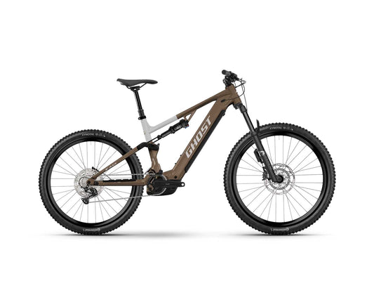 Ruskea ja musta Ghost E-ASX ABS 2026 sähkömaastopyörä, jossa on paksut renkaat, Bosch Performance Line CX -moottori ja levyjarrut. Rungossa näkyy SÄHKÖPYÖRÄT.NET-brändinimi. Pyörä on kuvattu kyljellään valkoista taustaa vasten.