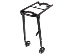 Hamax ATRAN VELO Carrier Hybrid UNI etutarakka on musta metallinen etuteline, jossa on kiinnityskannattimet ja säädettävät jalat, suunniteltu lastin kuljettamiseen ja yhteensopiva AtranVelo System -lisävarusteiden kanssa monipuolisuuden lisäämiseksi.