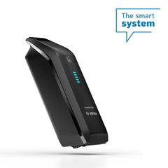 Musta Bosch akku, jossa näkyy etupuolella akun varaustaso. Valkoinen tausta