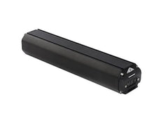 Suorakulmainen, musta Darfon akku 504wh Gen 1,5 sähköpyörän akku, jonka toisessa päässä on liitinportti ja kolmionmuotoinen varoitustarra, yhteensopiva Shimano Steps -järjestelmien kanssa, eristettynä valkoisella pohjalla.