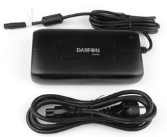 Musta SÄHKÖPYÖRÄT.NET DARFON Laturi Smart Plus 4A D-LIITIN, jossa on liitetty kaapeli ja erillinen virtajohto, jossa on vakiopistoke, molemmat siististi valkoisella pinnalla.