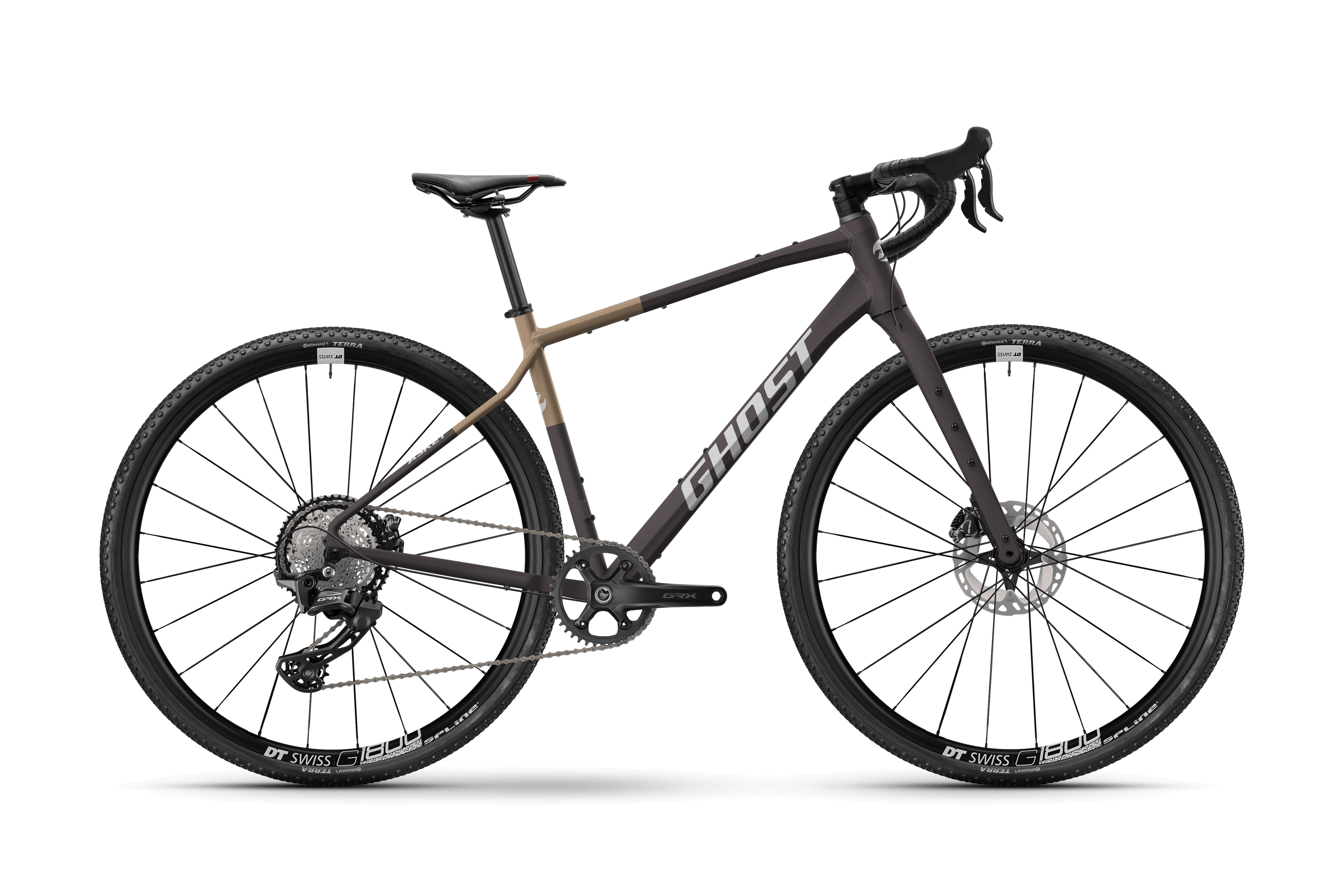 Ghost Asket Advanced on moderni gravel-pyörä, jossa on drop bars, hiilikuituhaarukka, levyjarrut, musta ja ruskea runko, isot nupukkarenkaat, ja Shimano GRX 1x12-vaihteisto. Kuvassa sivukuva valkoisella; Ghost-logo rungossa.