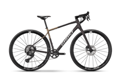 Ghost Asket Advanced on moderni gravel-pyörä, jossa on drop bars, hiilikuituhaarukka, levyjarrut, musta ja ruskea runko, isot nupukkarenkaat, ja Shimano GRX 1x12-vaihteisto. Kuvassa sivukuva valkoisella; Ghost-logo rungossa.
