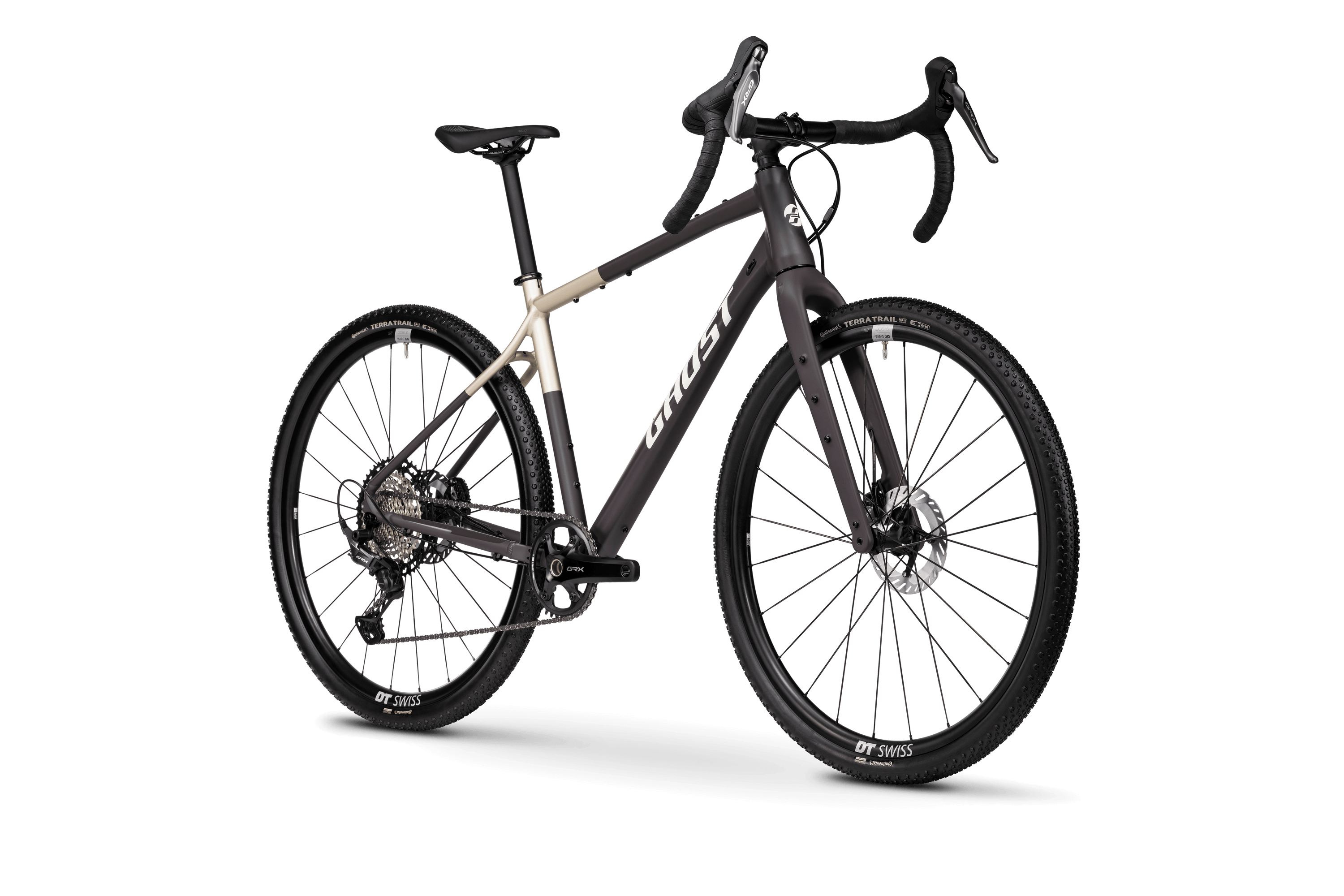 Ghost Asket Advanced on moderni gravel-pyörä, jossa on mattamusta ja beige runko, hiilikuituhaarukka, drop-ohjaustanko, paksut kulutuspintaiset renkaat, levyjarrut ja Shimano GRX 1x12-ryhmä. Rungossa näkyy Ghost-logo. Kuvassa vaaleanharmaa tausta.