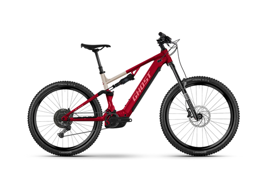 SÄHKÖPYÖRÄT.NETin Ghost E-ASX Essential 2026 on punainen täysjousitettu sähköpyörä, jossa on mustat pyörät ja renkaat, GHOST-logo, levyjarrut ja Bosch Performance Line CX -moottori keskiveto alarungossa. Kuvassa sivuprofiili.