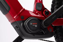 Lähikuva SÄHKÖPYÖRÄT.NETin punaisesta Ghost E-ASX Essential 2026 -rungosta, jossa näkyy Bosch Performance Line CX -moottori, joka on integroitu kampijärjestelmään ja takarenkaaseen, valkoista taustaa vasten.