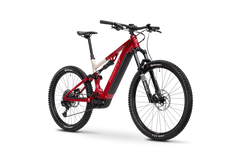 SÄHKÖPYÖRÄT.NETin Ghost E-ASX Essential 2026 on punamusta täysjousitettu sähköpyörä, jossa on paksut renkaat, levyjarrut, tukeva runko ja Bosch Performance Line CX -moottori, kuvassa valkoisella pohjalla.