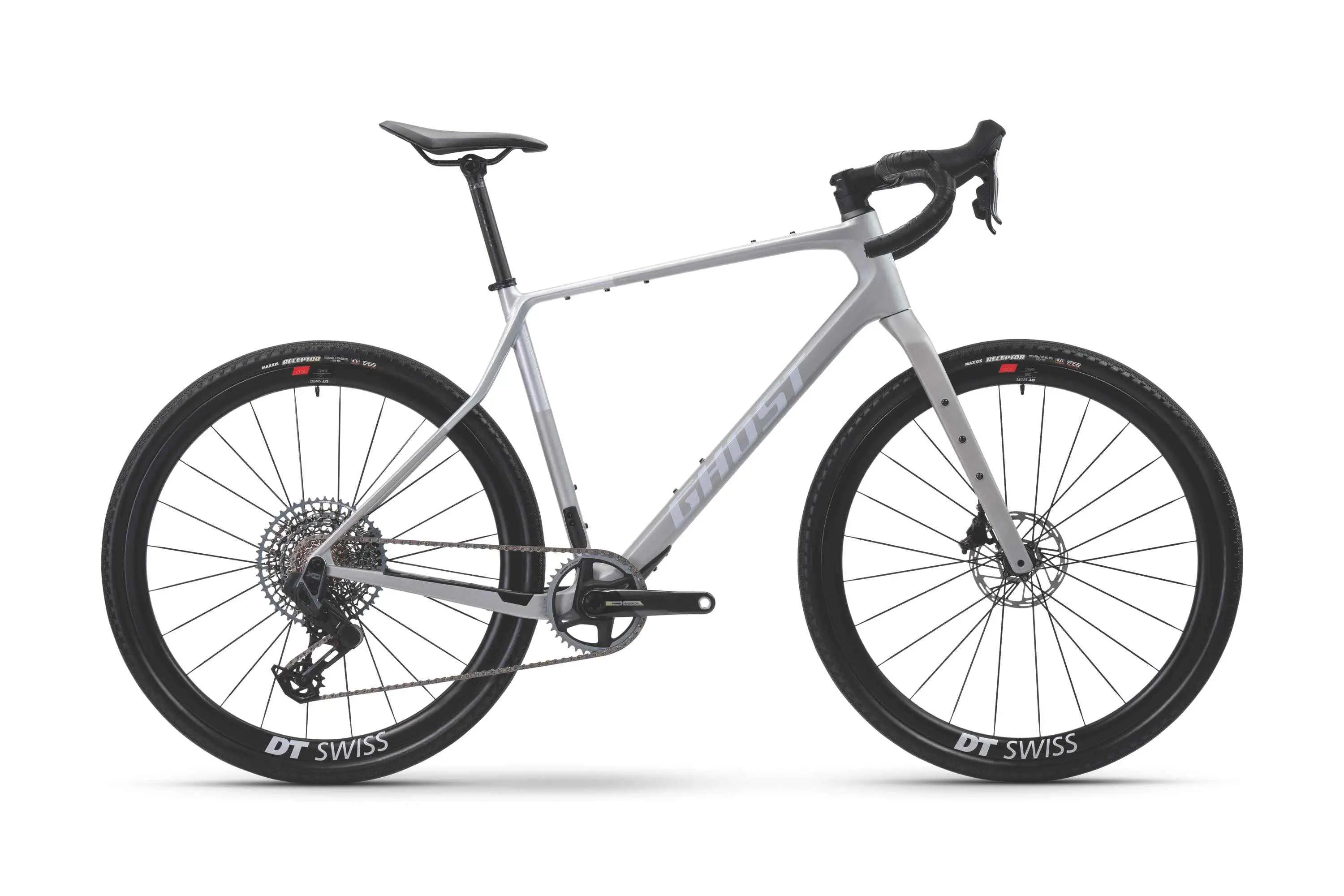 Ghost Asket CF LTD gravelpyörä by Ghost, näytetään sivulta valkoisella taustalla, on vaaleanharmaa hiilikuiturunko, pudota ohjaustanko, levyjarrut, ja paksut DT Swiss pyörät.