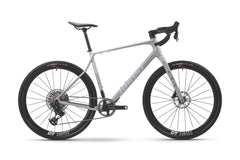 Ghost Asket CF LTD gravelpyörä by Ghost, näytetään sivulta valkoisella taustalla, on vaaleanharmaa hiilikuiturunko, pudota ohjaustanko, levyjarrut, ja paksut DT Swiss pyörät.