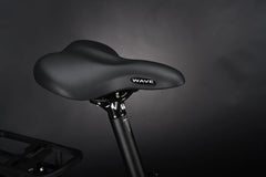Lähikuva mustasta WAVE-istuimesta Haibike TREKKING 3 High S-koko -pyörässä SÄHKÖPYÖRÄT.NET-sivustolta, joka on asennettu mustaan istuintolppaan tummaa taustaa vasten.