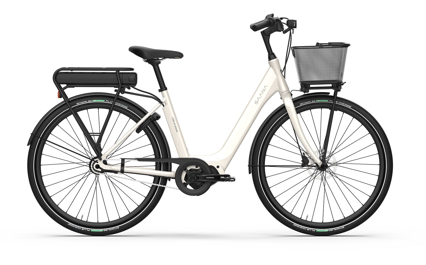 Helkama e-Saana 7v 28″ sähköpyörä on valkoinen step-through-kaupunkipyörä, jossa on etukori, taka-akku, musta satula ja suojalevyt - kuvassa sivukuva valkoisella pohjalla. Sopii täydellisesti tyylikkääksi kaupunkipyöräksi.
