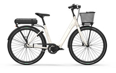 Helkama e-Saana 7v 28″ sähköpyörä on valkoinen step-through-kaupunkipyörä, jossa on etukori, taka-akku, musta satula ja suojalevyt - kuvassa sivukuva valkoisella pohjalla. Sopii täydellisesti tyylikkääksi kaupunkipyöräksi.
