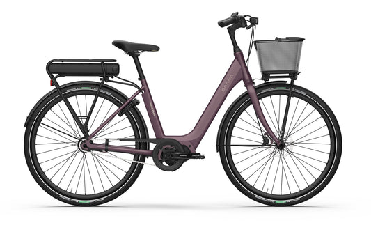 Helkama e-Saana 7v 28″ sähköpyörä näkyy sivuprofiilissa valkoisella pohjalla. Violetissa kaupunki-e-pyörässä on step-through-runko, taka-akku, etukori, musta satula ja ohuet renkaat.