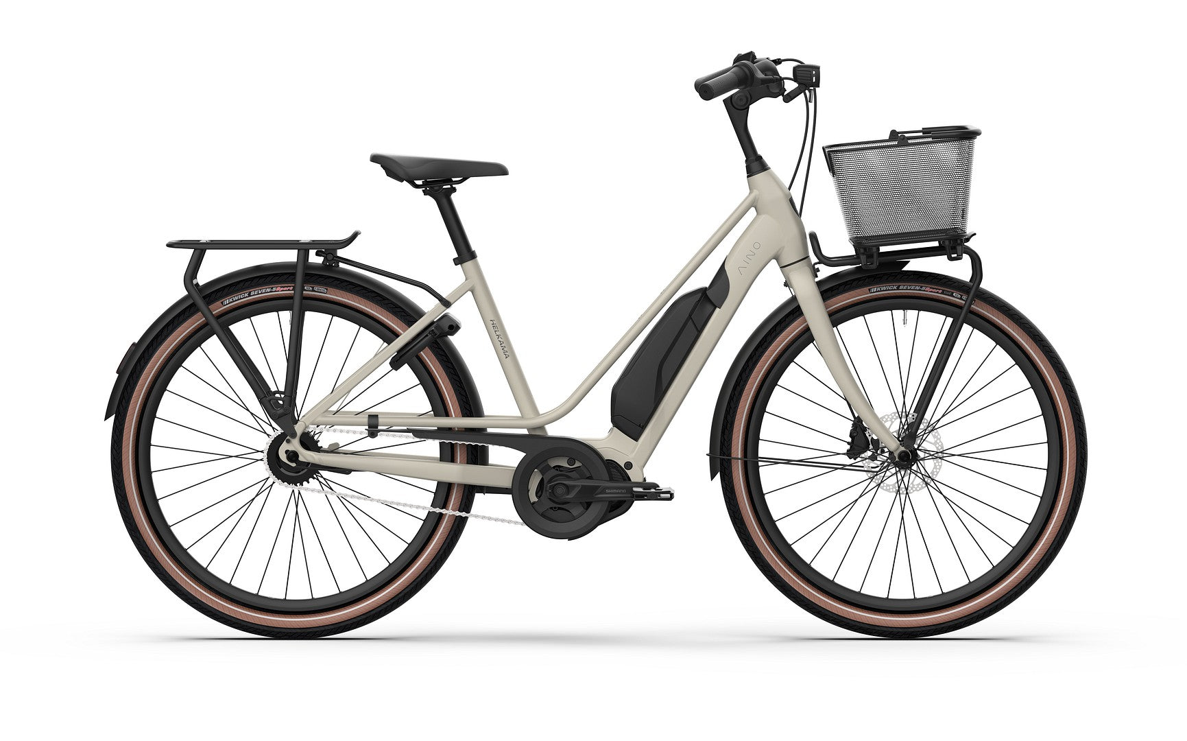 Helkama e-Aino 5v 27.5″ sähköpyörä on beige sähköinen kaupunkipyörä, jossa on step-through-runko, Shimanon osat, musta istuin ja suojukset, takateline, etukori sekä saumattomasti integroitu akku ja moottori.