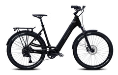 Helkama CX 10v 27,5" sähköpyörä, tyylikkäässä mustassa värissä, sisältää paksut renkaat, etujousituksen, levyjarrut, tavaratelineen takana ja läpivientirungon - kaikki valkoisella pohjalla.