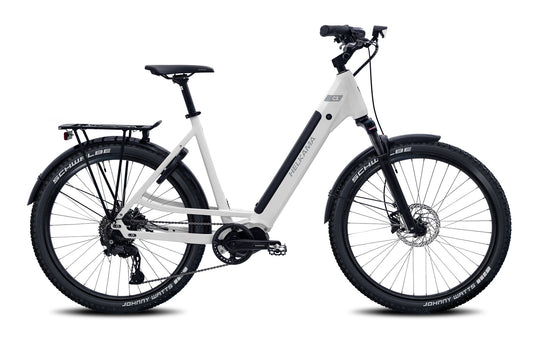 Valkoinen Helkama CX 10v 27,5" sähköpyörä, jossa on step-through-runko, etujousitushaarukka, takateline ja levyjarrut, on kuvattu sivulta valkoisella pohjalla.