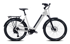 Valkoinen Helkama CX 10v 27,5" sähköpyörä, jossa on step-through-runko, etujousitushaarukka, takateline ja levyjarrut, on kuvattu sivulta valkoisella pohjalla.