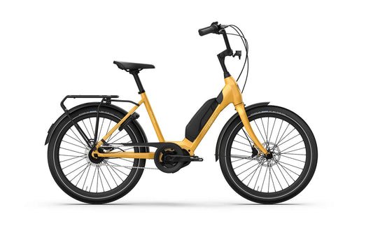 Esillä oleva Helkama e-jopo 5v 24″ sähköpyörä on keltainen, ja siinä on läpivientirunko, musta istuin, takateline, paksut renkaat ja alaraajaan asennettu akku. Se näkyy profiilissa valkoisella taustalla.