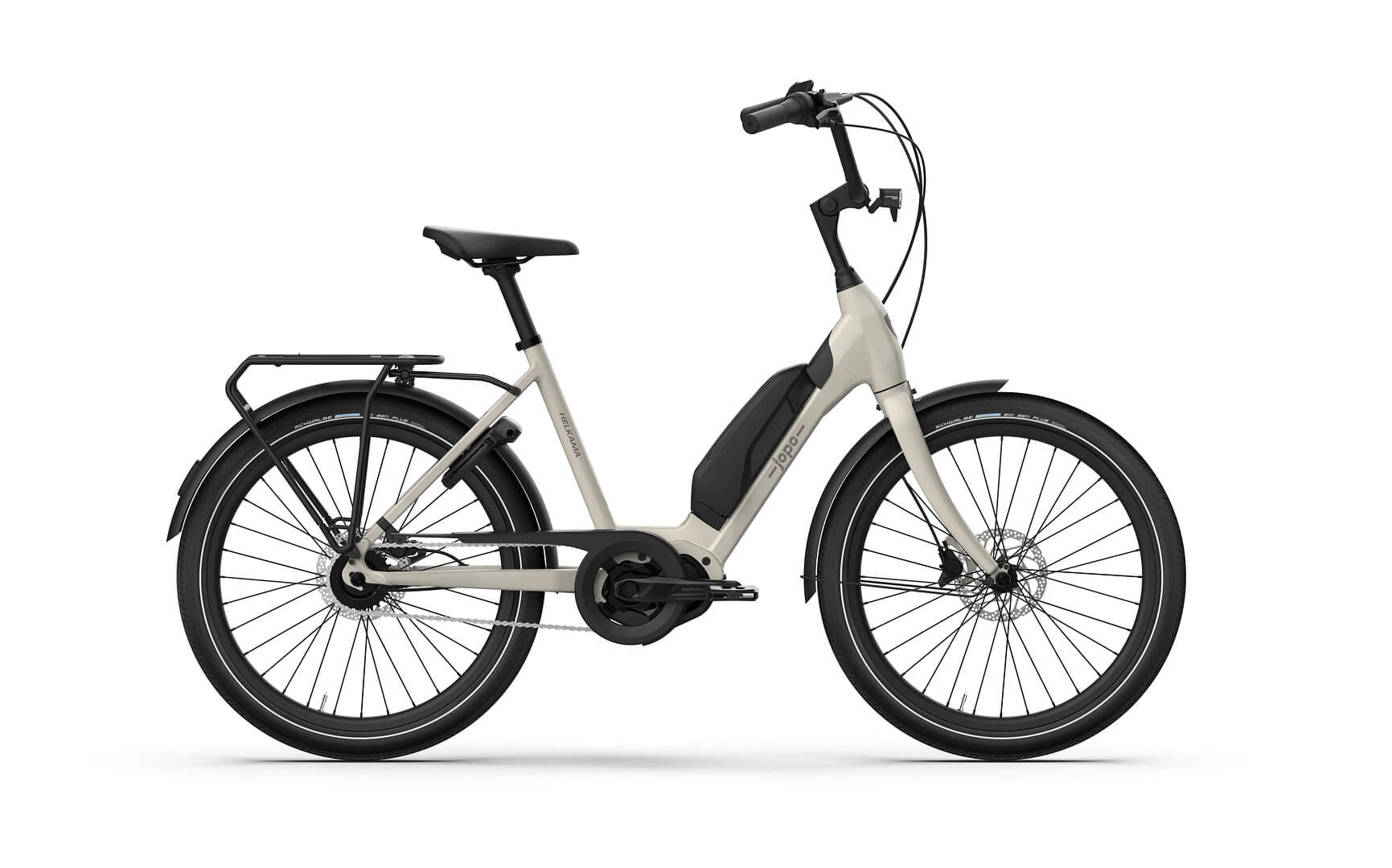 Helkama e-jopo 5v 24″ sähköpyörä on beigen värinen sähköpyörä, jossa on läpivientirunko, musta istuin, alaslaskettu akku, takateline ja levyjarrut, kuvassa sivuttain valkoista taustaa vasten. Tuotemerkki: Helkama.