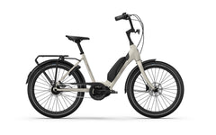Helkama e-jopo 5v 24″ sähköpyörä on beigen värinen sähköpyörä, jossa on läpivientirunko, musta istuin, alaslaskettu akku, takateline ja levyjarrut, kuvassa sivuttain valkoista taustaa vasten. Tuotemerkki: Helkama.