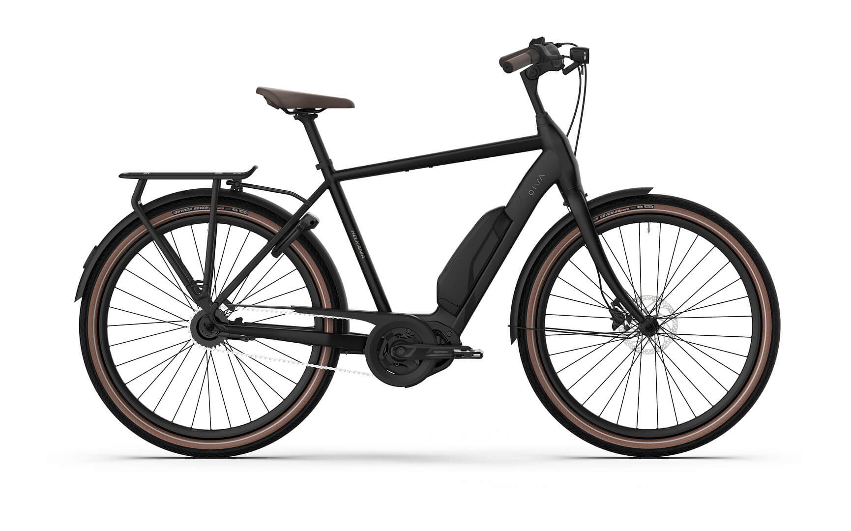 Helkama e-Oiva 5v 27,5″ sähköpyörä mustana, ruskealla istuimella ja kahvoilla, Shimano-komponenteilla, takatelineellä, suojalevyillä ja ruskeilla vanteilla varustettuna näkyy profiilissa valkoisella pohjalla.