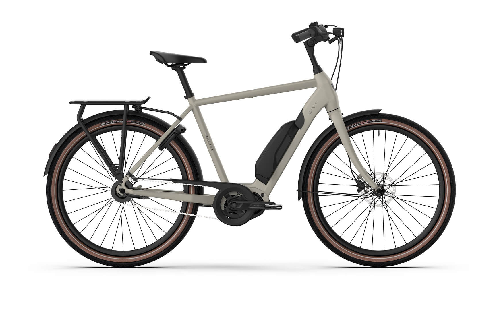Helkama e-Oiva 5v 27.5″ sähköpyörä on moderni harmaa sähköpyörä, jossa on mustia ja ruskeita korostuksia, Shimano akku rungossa, takateline, suojalevyt ja pysty ohjaustanko, kuvattuna sivulta valkoisella pohjalla.