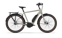 Helkama e-Oiva 5v 27.5″ sähköpyörä on moderni harmaa sähköpyörä, jossa on mustia ja ruskeita korostuksia, Shimano akku rungossa, takateline, suojalevyt ja pysty ohjaustanko, kuvattuna sivulta valkoisella pohjalla.