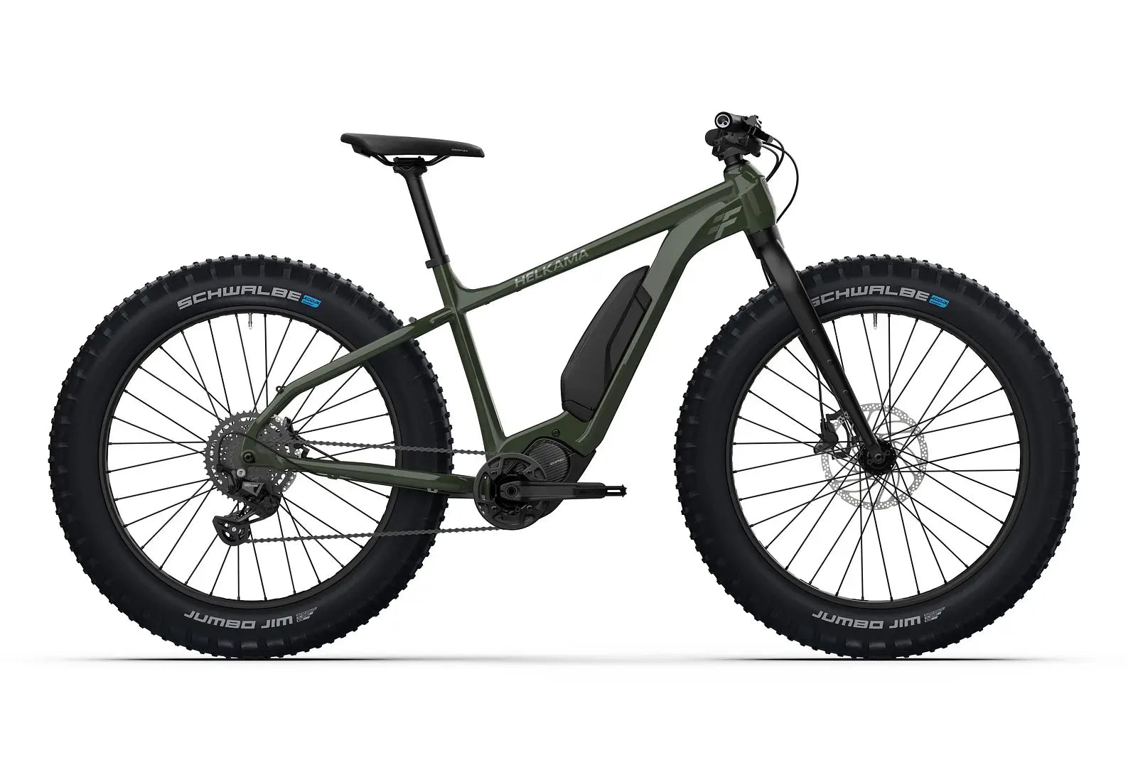 Matta vihreä Helkama F 10v 26" sähköpyörä mustalla ohjaustangolla, keskiveto moottorilla ja isoilla Schwalbe Jumbo Jim -renkailla on esitetty sivuprofiilissa valkoisella taustalla.