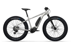 Helkama F 10v 26" sähköpyörä, jossa on mattaharmaa runko, paksut mustat Schwalbe-renkaat, levyjarrut ja alatukeen asennettu akku, näkyy sivulta valkoista taustaa vasten.