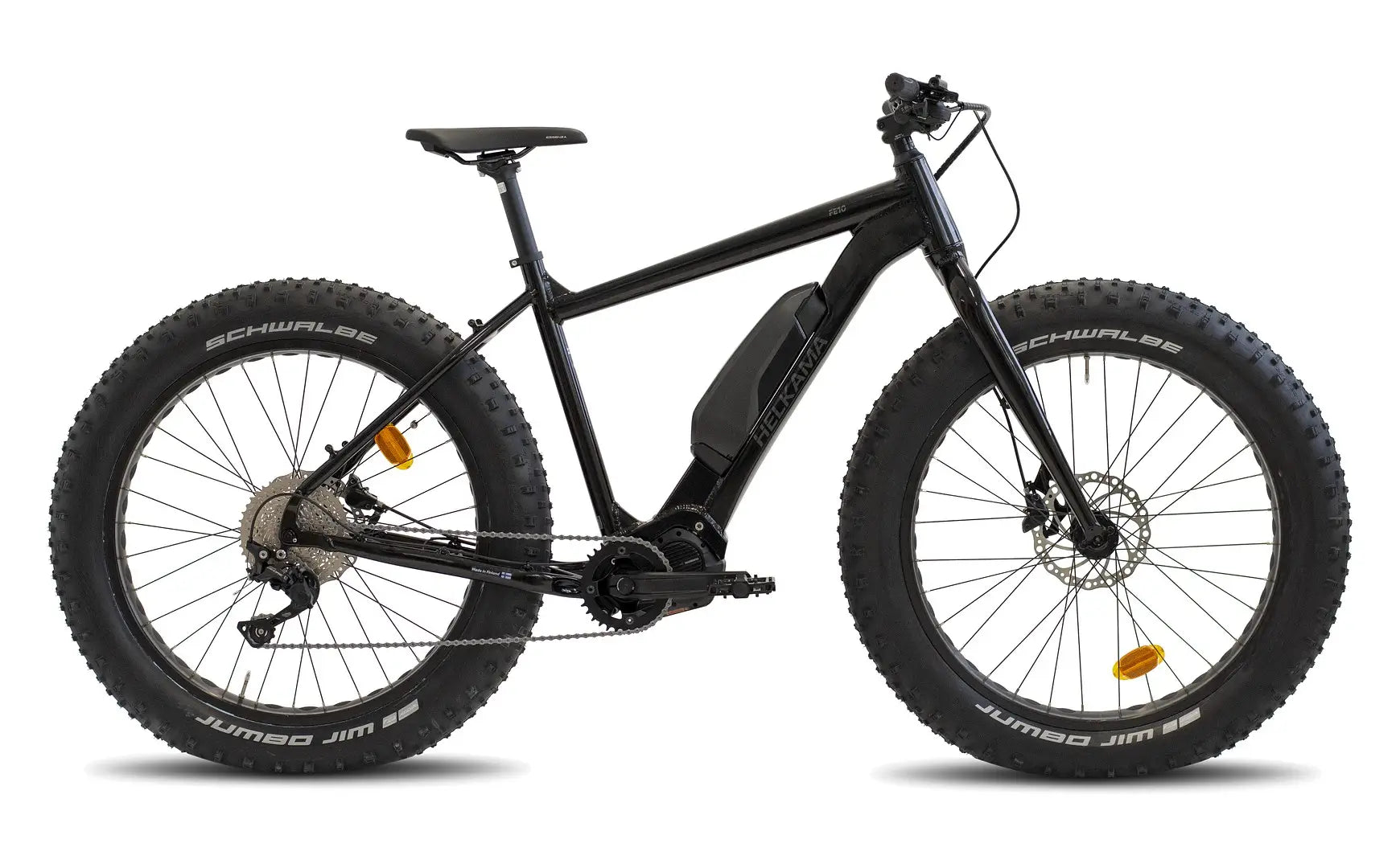 Musta Helkama FE 10 10v sähköpyörä, jossa on paksut renkaat, runkoon asennettu akku, Shimano E7000 moottori, etujousitus ja levyjarrut, näkyy sivukuvassa valkoista taustaa vasten.