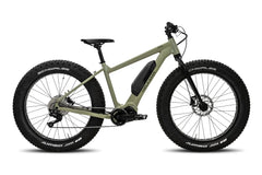 Valkoisella taustalla näkyy khaki Helkama FE 10 10v sähköpyörä, jossa on Shimanon E7000 -moottori, suuret mustat Schwalbe-renkaat, keskirunkoinen akku, litteä ohjaustanko ja levyjarrut. Tuotemerkki: Helkama.