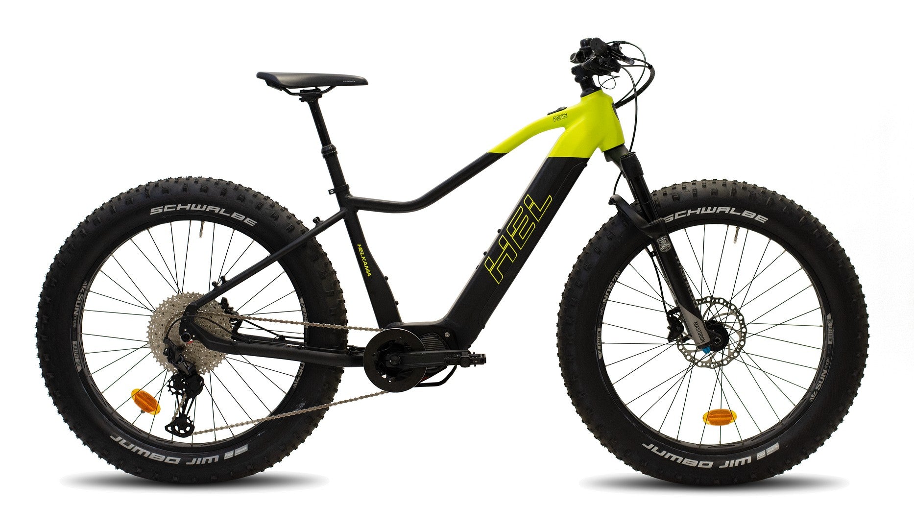 Helkama FE 12S 12v sähköpyörä by Helkama on mustakeltainen sähköpyörä, jossa on paksut renkaat, levyjarrut, tukeva runko, 630Wh akku ja Shimano Steps E7000 -moottori, joka näkyy sivulta valkoisella pohjalla.