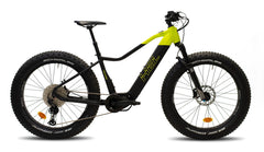Helkama FE 12S 12v sähköpyörä by Helkama on mustakeltainen sähköpyörä, jossa on paksut renkaat, levyjarrut, tukeva runko, 630Wh akku ja Shimano Steps E7000 -moottori, joka näkyy sivulta valkoisella pohjalla.